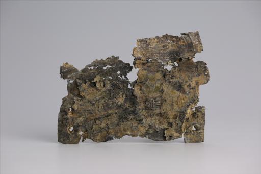 春秋时期曲顶燕尾形包锡箔锡饰片