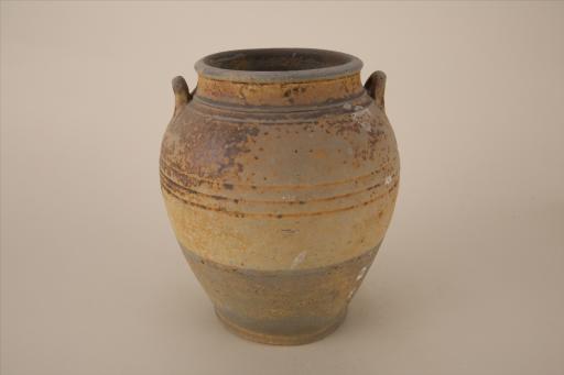 明敛口圆唇深弧腹平底半环耳凹弦纹酱黄釉瓷罐