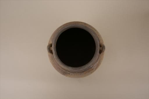 明敛口圆唇深弧腹平底半环耳凹弦纹酱黄釉瓷罐