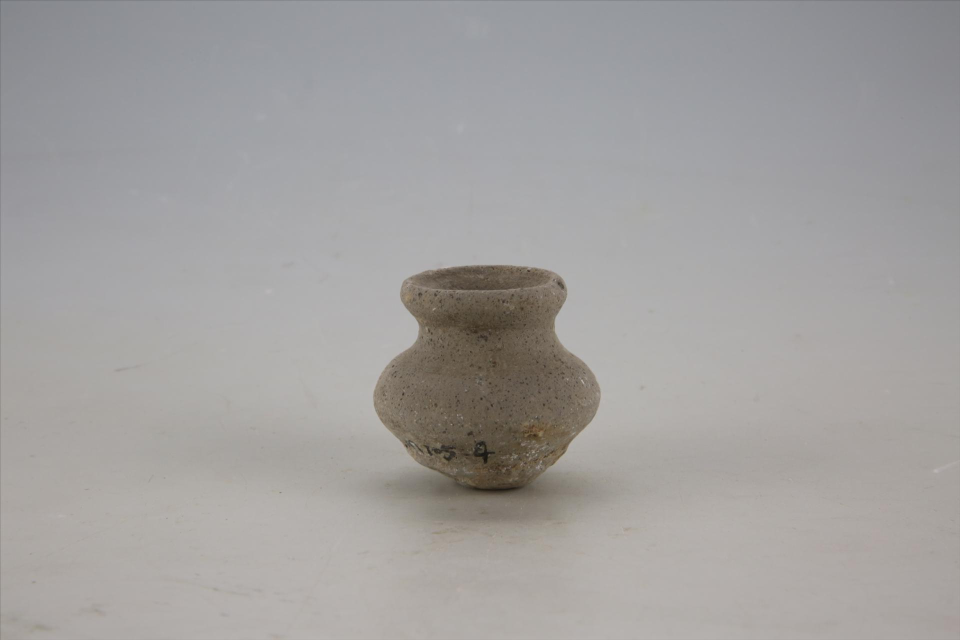 东汉侈口扁腹泥质灰陶罐