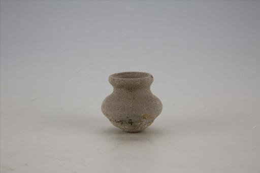 东汉侈口扁腹泥质灰陶罐