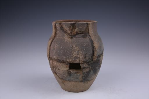 宋鼓腹平底执手夹砂红灰陶罐