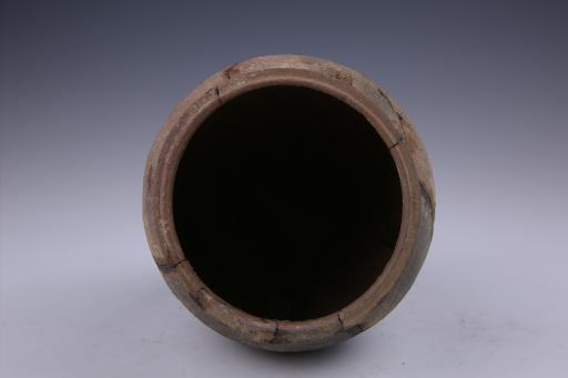 宋鼓腹平底执手夹砂红灰陶罐