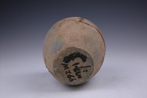 宋鼓腹平底执手夹砂红灰陶罐