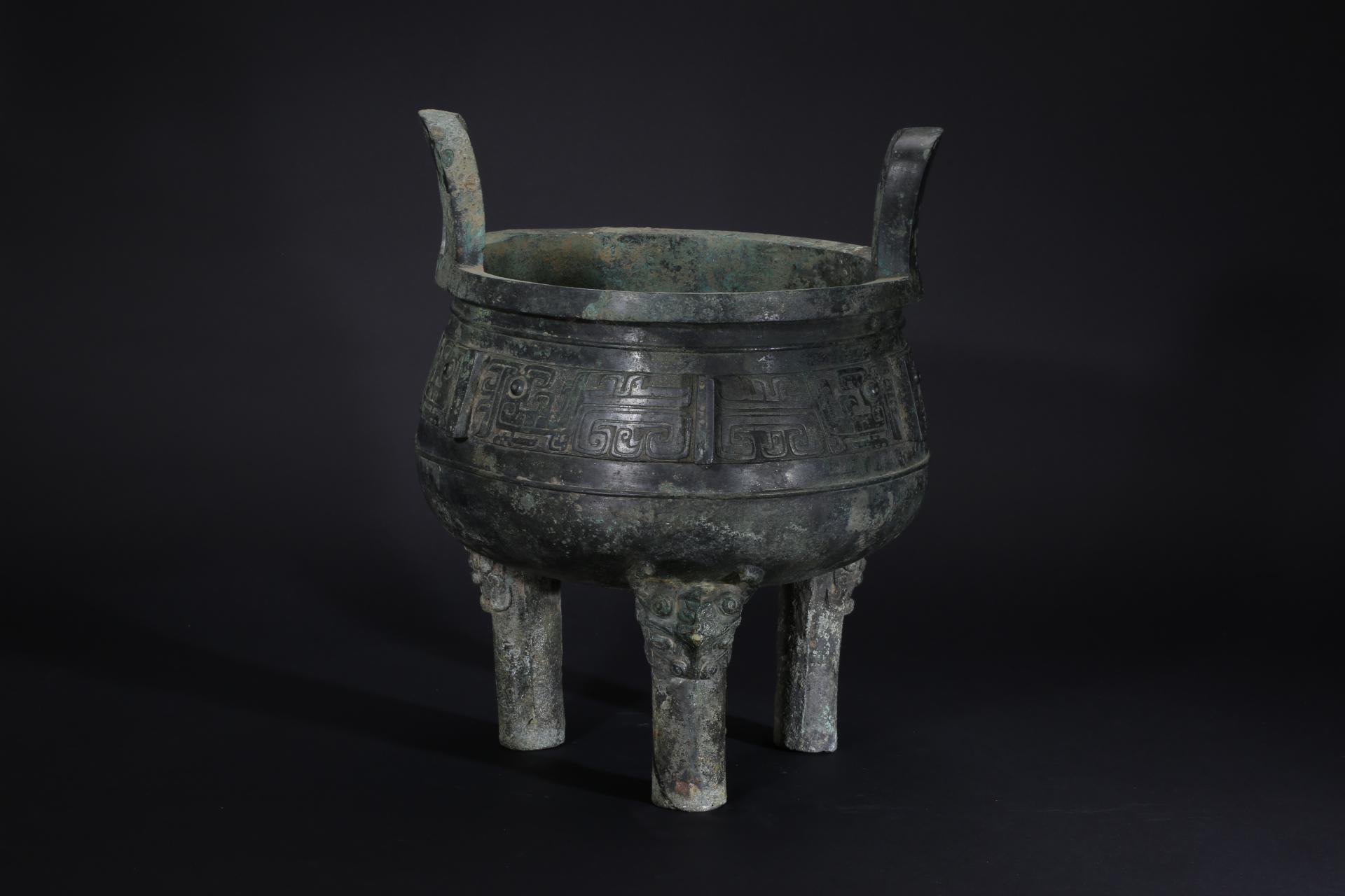 西周中期牛首柱足兽面纹铜鼎