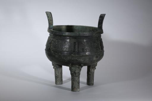 西周中期牛首柱足兽面纹铜鼎