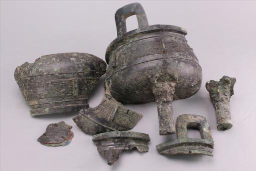 西周中期牛首柱足兽面纹铜鼎