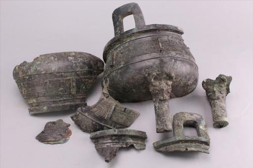 西周中期牛首柱足兽面纹铜鼎