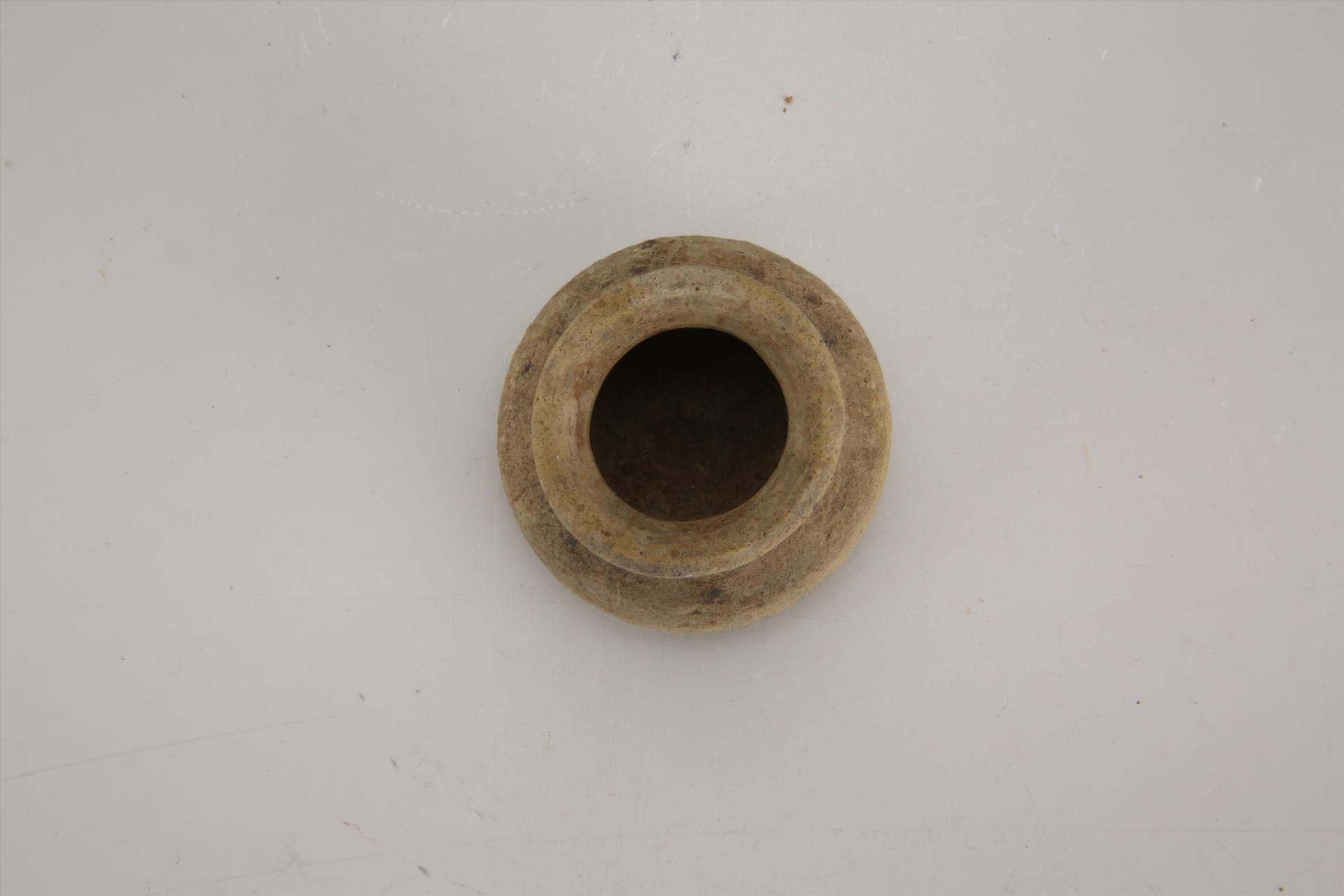 东汉侈口扁折腹泥质灰陶罐