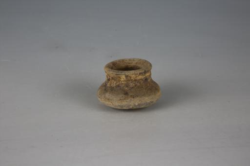 东汉侈口扁折腹泥质灰陶罐