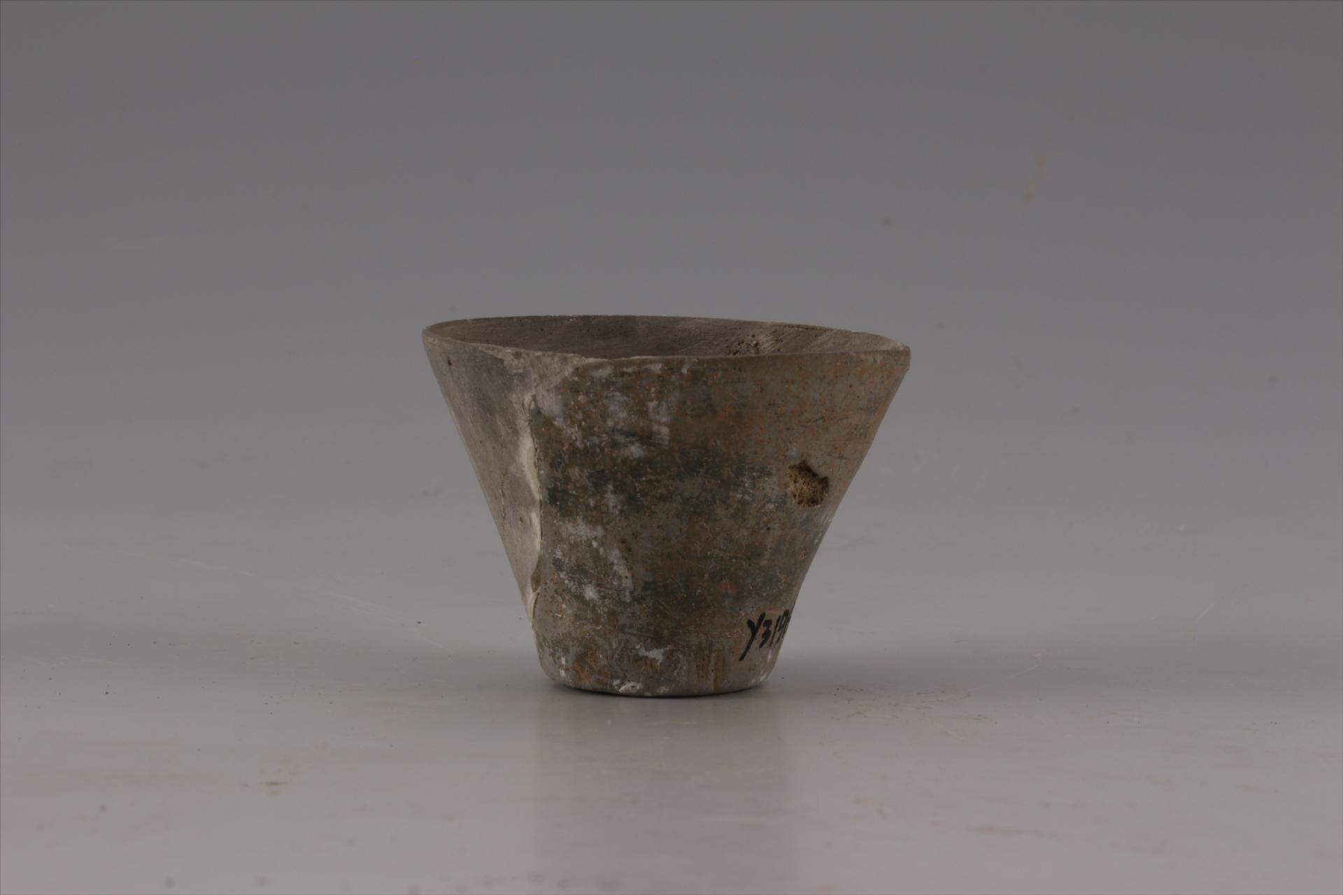 新石器时代大溪文化斜腹平底灰陶杯