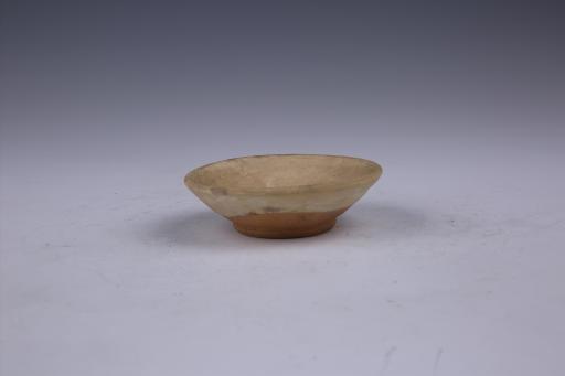 宋敞口圈足乳黄釉陶碟