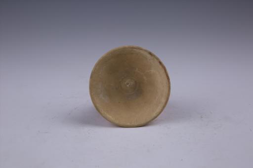 宋敞口圈足乳黄釉陶碟