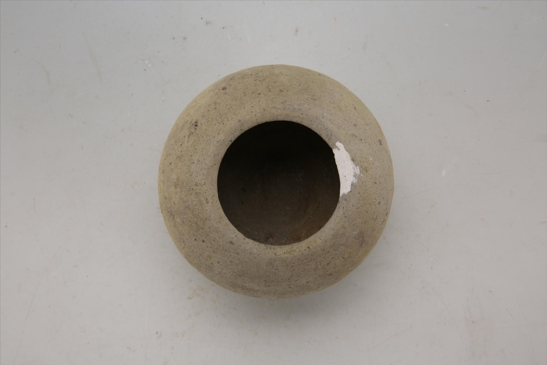 东汉敛口扁鼓腹凹弦纹泥质灰陶釜