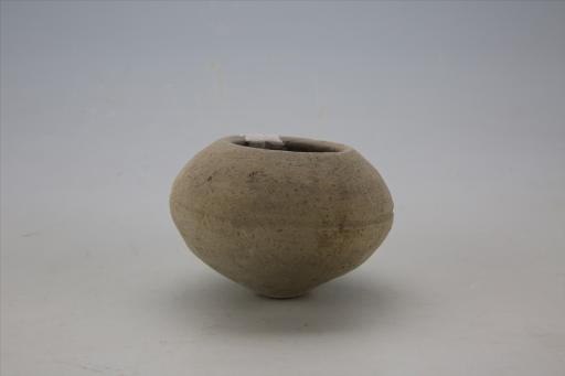 东汉敛口扁鼓腹凹弦纹泥质灰陶釜