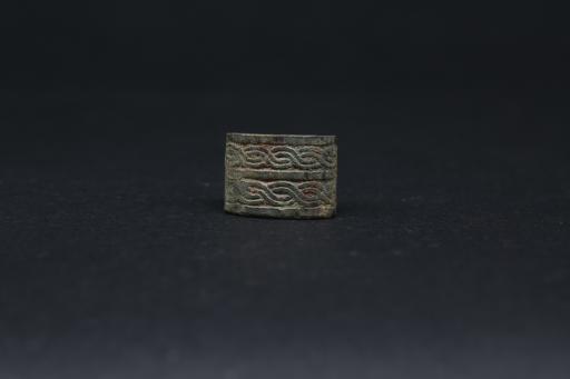 春秋晚期方扁形铜络饰