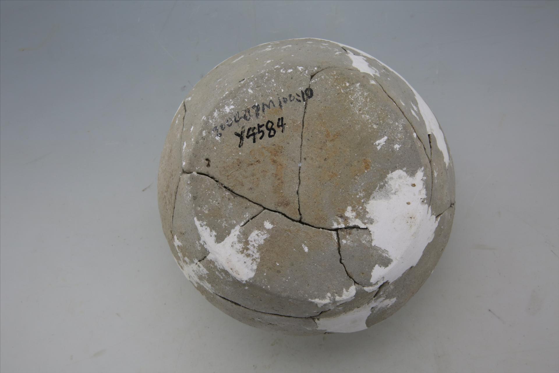 东汉敛口折肩大平底夹细砂灰陶罐