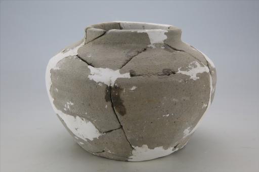 东汉敛口折肩大平底夹细砂灰陶罐