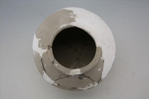 东汉敛口折肩大平底夹细砂灰陶罐