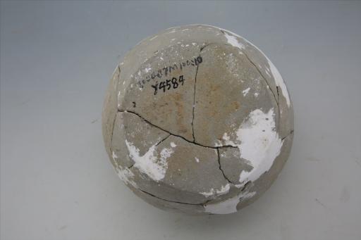 东汉敛口折肩大平底夹细砂灰陶罐