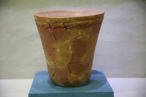 商大敞口圜底夹砂红陶缸