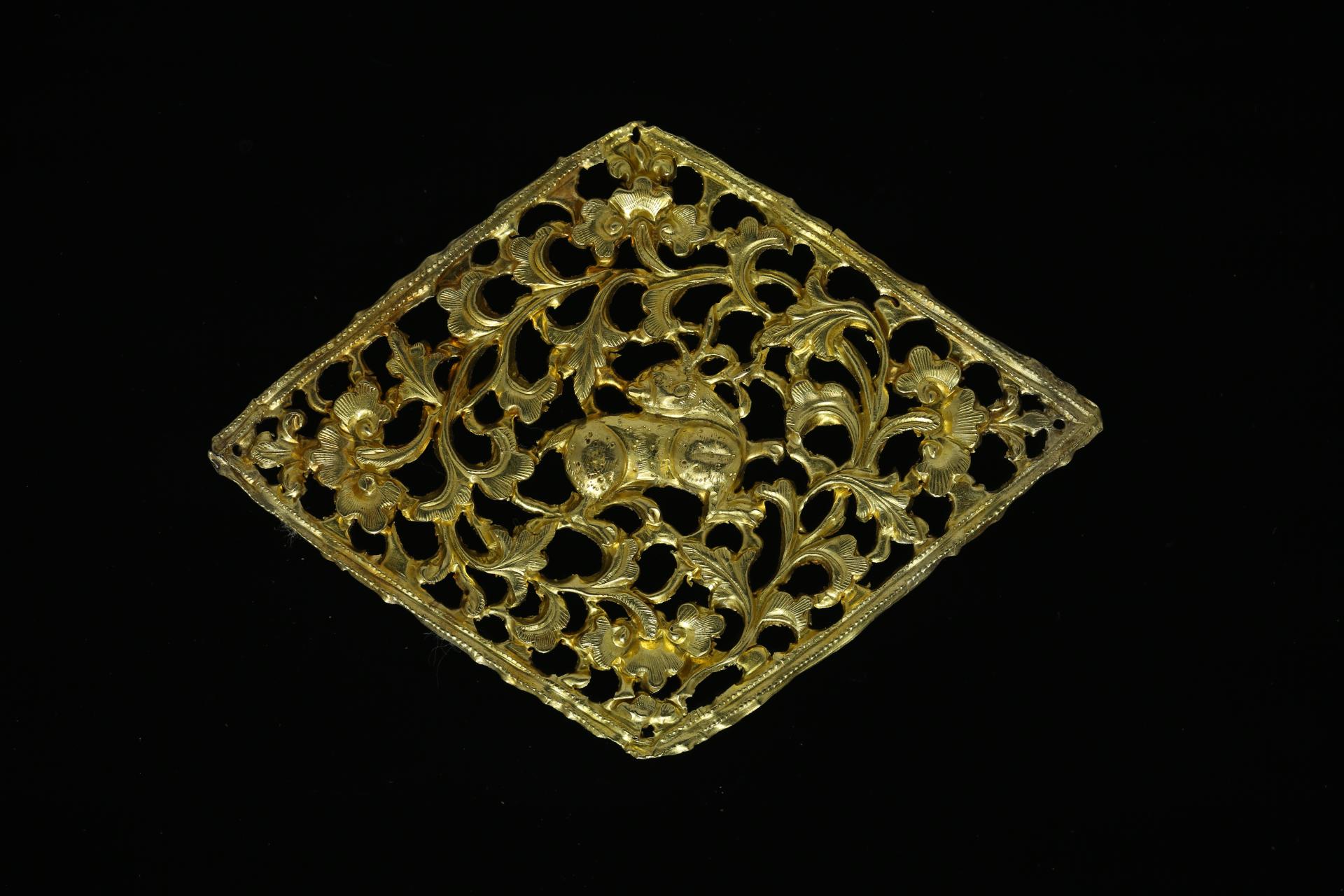 宋菱形镂空錾刻枝叶纹兽纹金牌饰