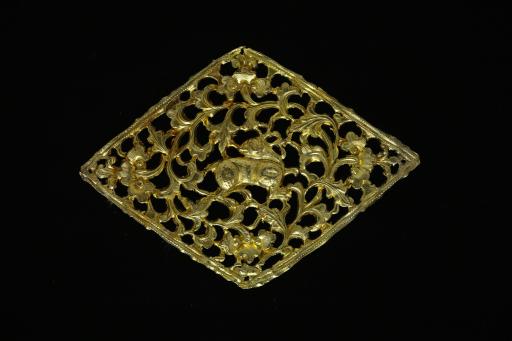 宋菱形镂空錾刻枝叶纹兽纹金牌饰