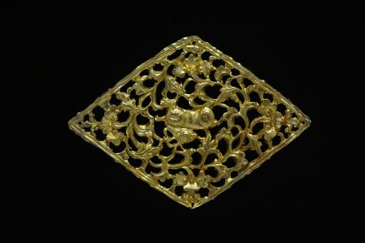 宋菱形镂空錾刻枝叶纹兽纹金牌饰