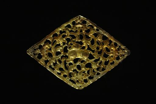 宋菱形镂空錾刻枝叶纹兽纹金牌饰