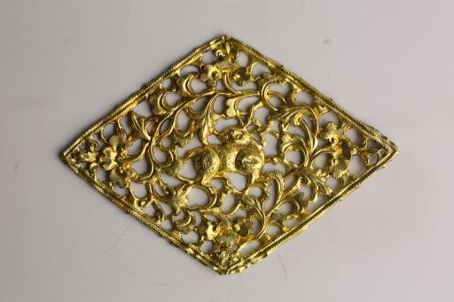 宋菱形镂空錾刻枝叶纹兽纹金牌饰