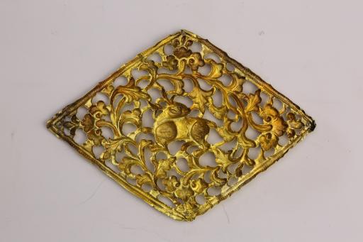 宋菱形镂空錾刻枝叶纹兽纹金牌饰