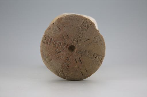 新石器时代大溪文化弧顶刻划戳印纹红陶支座
