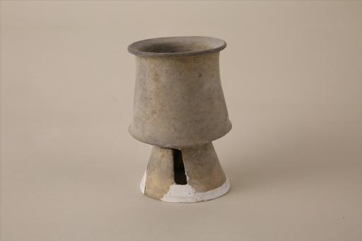 新石器时代屈家岭文化斜直腹镂孔高圈足泥质灰陶杯