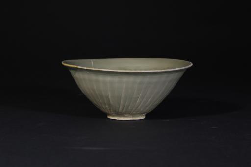 明龙泉窑菊瓣纹青釉瓷盏