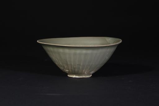 明龙泉窑菊瓣纹青釉瓷盏