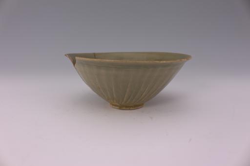 明龙泉窑菊瓣纹青釉瓷盏
