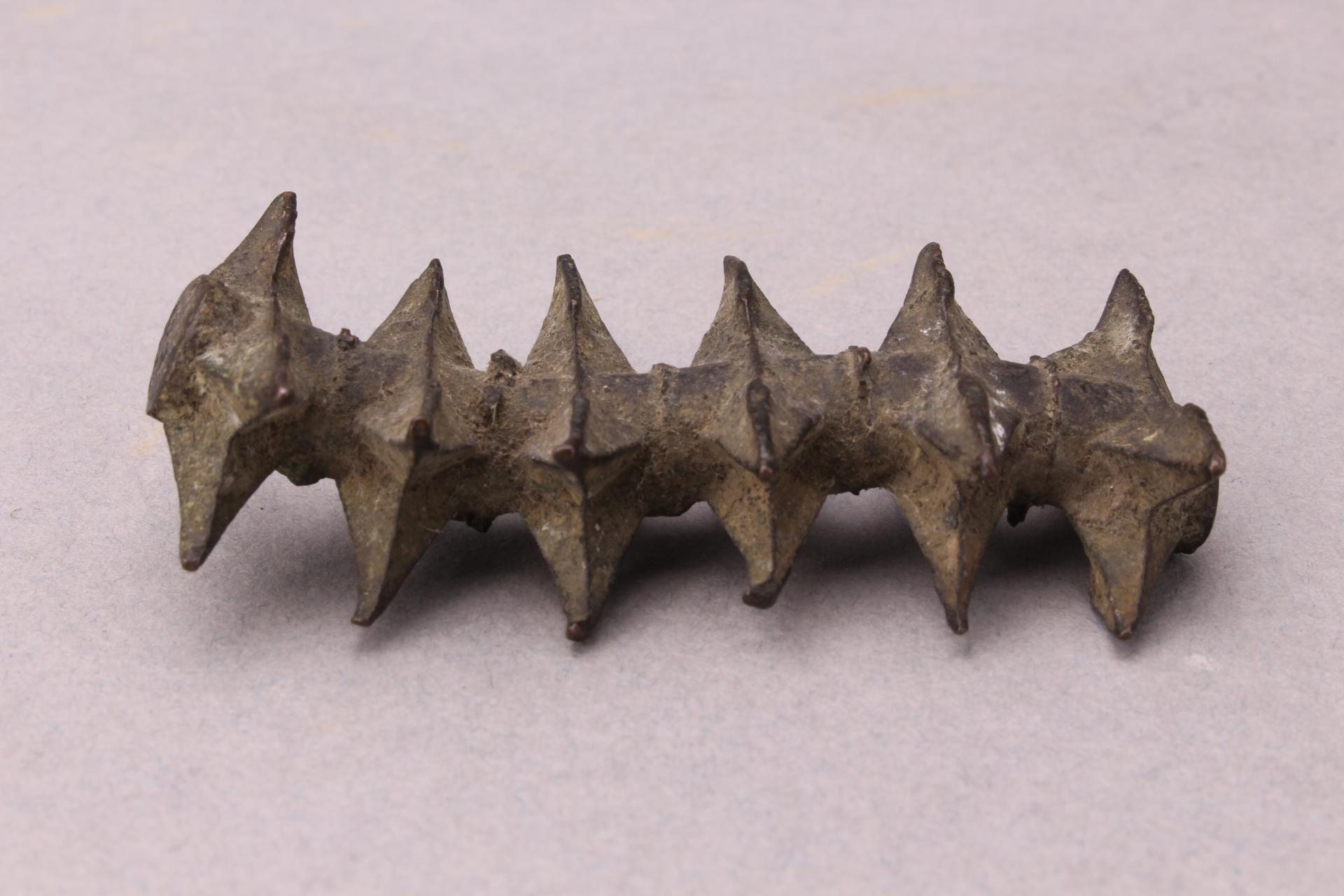 明六层塔状铜蒺藜