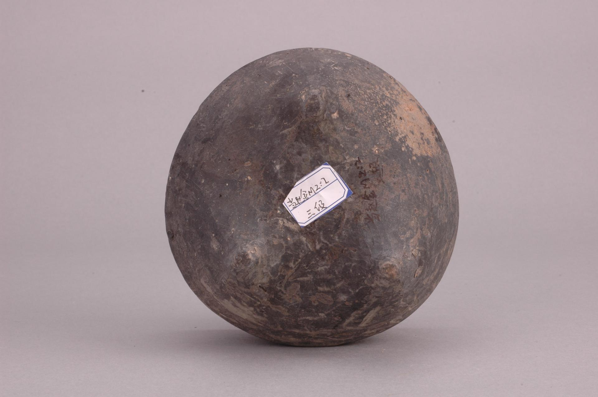 春秋时代折腹三足黑陶鬲