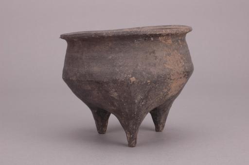 春秋时代折腹三足黑陶鬲