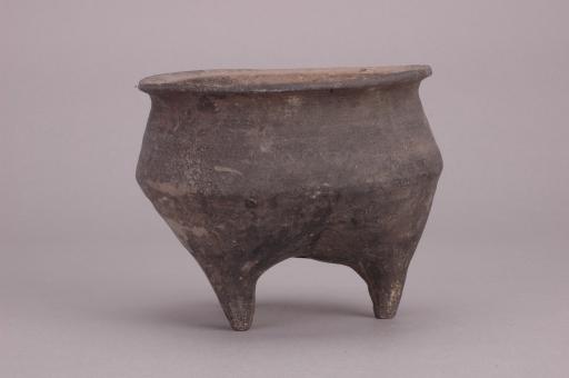 春秋时代折腹三足黑陶鬲