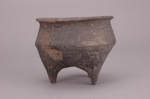 春秋时代折腹三足黑陶鬲
