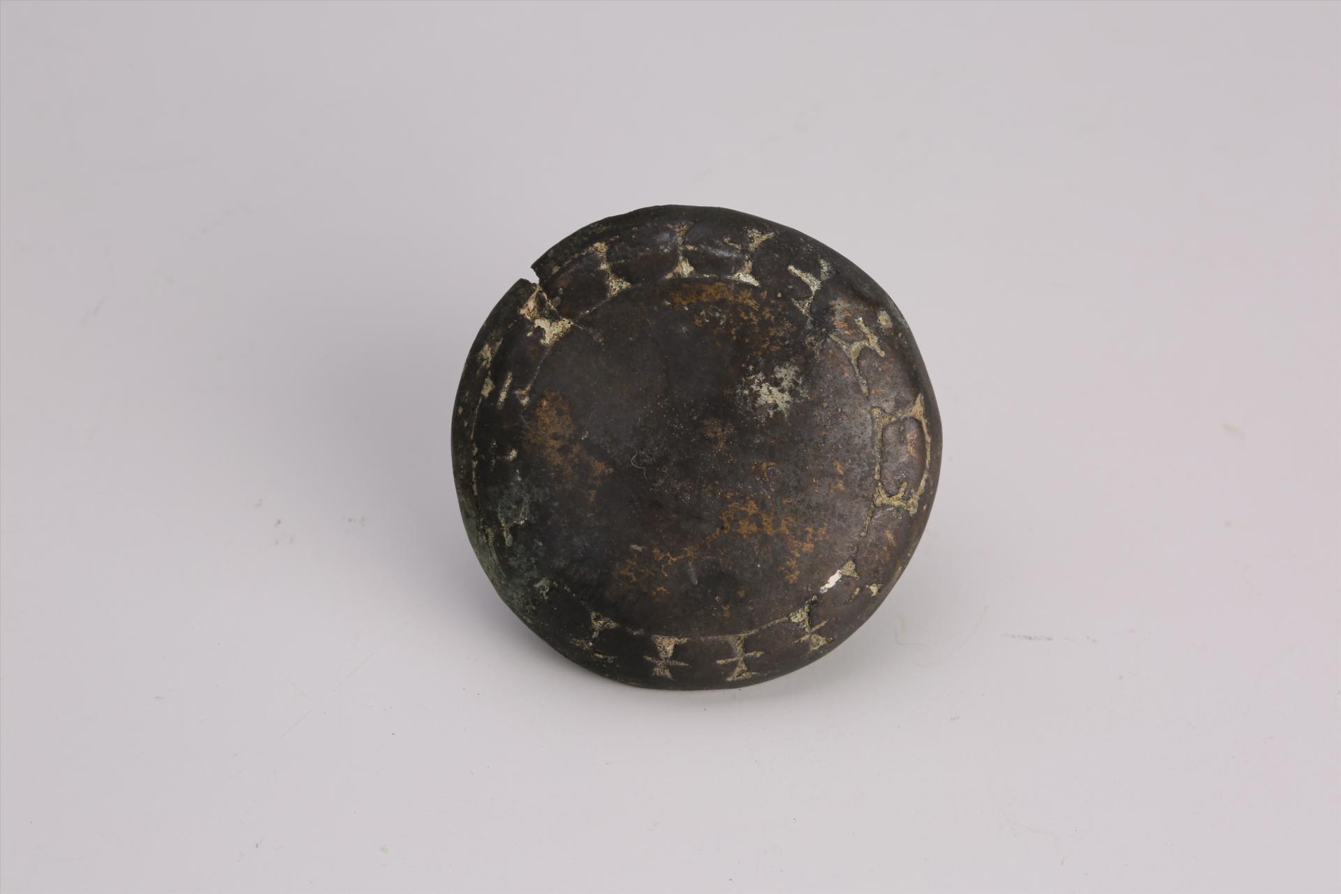 春秋时期圆形弧面联珠纹铜扣件