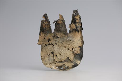 春秋时期圆顶三尾包锡箔锡饰片