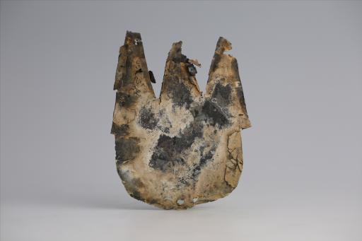 春秋时期圆顶三尾包锡箔锡饰片