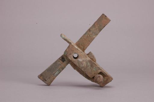东汉三角弧牙长形望山方郭圆帽柱形轴铜弩机