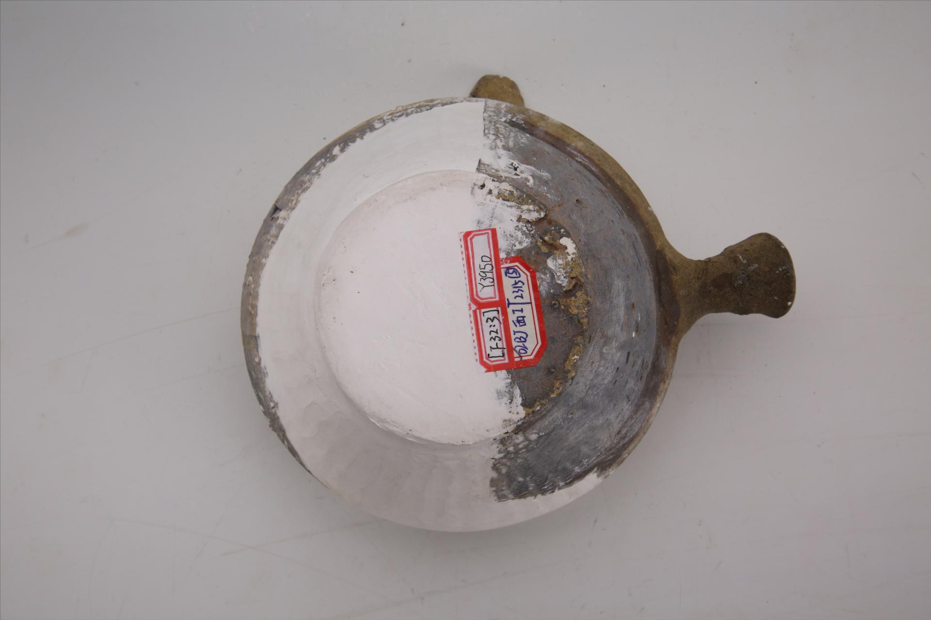 宋敛口折腹束腰管状柄带流青釉陶砂锅