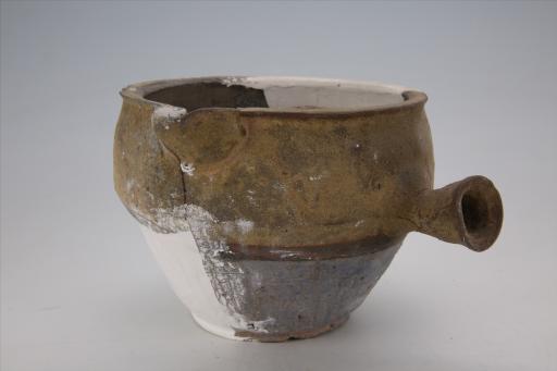 宋敛口折腹束腰管状柄带流青釉陶砂锅