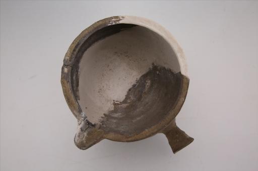 宋敛口折腹束腰管状柄带流青釉陶砂锅