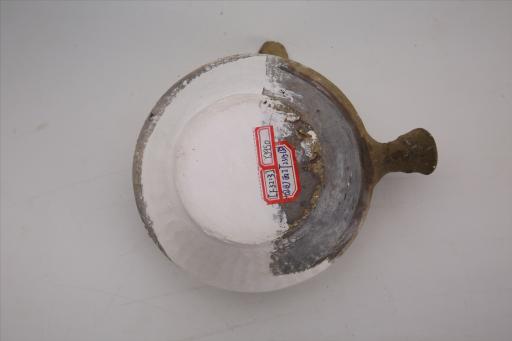 宋敛口折腹束腰管状柄带流青釉陶砂锅