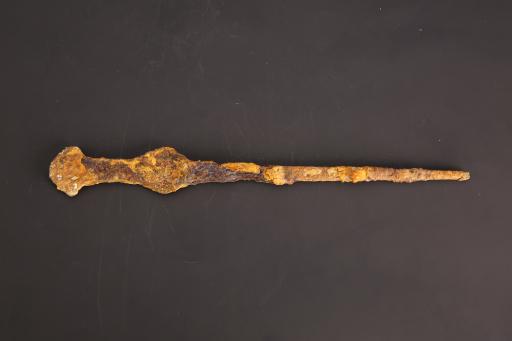 明伞盖状铁锥形器